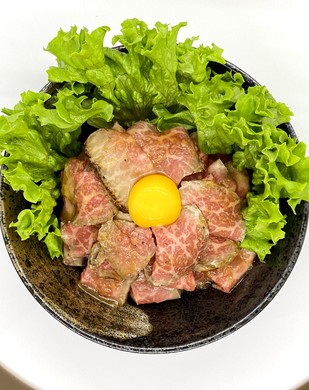 【黒トリュフ塩付き】A5ランク黒毛和牛とろ生ローストビーフ