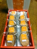 箱を開けると、きれいに並んだダックワーズが10個！