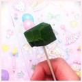 剣の形をしたピックが１本入っています。刺して食べれるので手を汚すことなく食べられます。