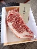 箱を開けると巨大伊万里牛！！！