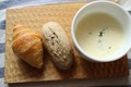 クロワッサンとマルチシリアルの朝食。