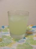 炭酸水とレモン果汁で食前酒作りました