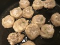 焼くと肉汁が溢れてきます。