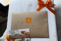 素敵なラッピングと、カタログ、商品説明。
