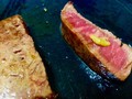 ミディアムレアな焼き加減のステーキで