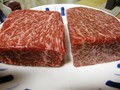 右が霜降り。左が赤身。