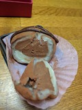 断面図。白餡の中に生チョコがあります。