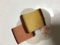 奥がいちご、手前が黄色いカステラ。