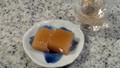 甘酸っぱいりんご羊羹を、冷茶といっしょに