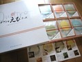 箱の中にはカラフルなえびせんべい！