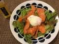 スモークサーモンと温玉のサラダです。