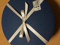 丸型の専用ボックスが可愛らしい