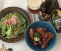 手羽元と甘辛煮とシーザーサラダをつまみに