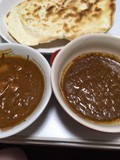 右から粗挽きキーマカレー、華味鳥カレー