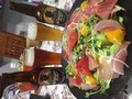 生ハムとオレンジのサラダと共に
