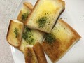 ガーリックトースト。青のりをかけました。
