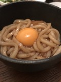 シメのうどんに生卵をからめて。