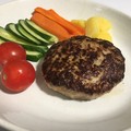 ソースをかけていない状態のハンバーグ