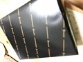 光沢のあるラッピングはとても丈夫な紙質。