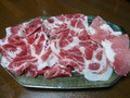 赤身が鮮やかなロース肉と肩ロース肉