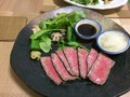 特製タレと大根おろし、ワサビで楽しみます