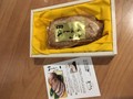 黄色い布に包まれて高級感たっぷり