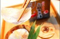 可愛らしい樽の中にはびっしり小鯛が！
