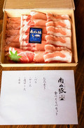 届いたときの様子、お品書きも入っています