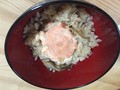 炊き込みご飯に乗っけて、醤油マヨ和えで