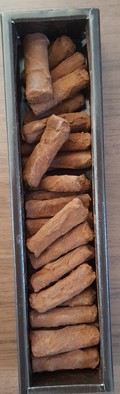 小枝の形のチョコがたくさん入っています。