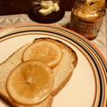 トーストにのせてみました。