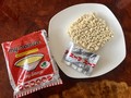 封を開けるとちぢれ中太麺と加薬が