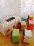 おうち形の箱とカラフルパッケージが可愛い