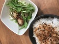 ご飯に胡麻みそ・蓮根サラダにカレー味