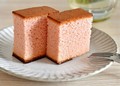 ピンク色が可愛い苺のカステラ