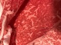 上モモ肉の霜降りがきれいです。