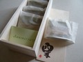 白い和紙の袋が上品な佇まいです。