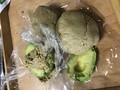 アボカドは、周りを糠で団子みたいにします