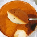 濃厚でクリームのコクが深いプリンです。