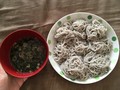 麺つゆと薬味のネギと一緒に