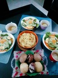 弟はオニオンスープにつけながら、