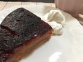 我慢できず大きめカット、生クリーム添え