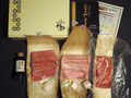 竹皮を開くと、美しすぎるお肉が！