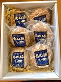 品物と緩衝材の色あいも美しい。