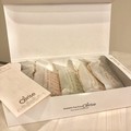 白で統一された洗練された外箱