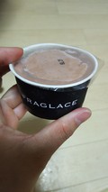 外装の箱と同じくシックな黒のカップ