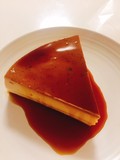 ソースをかけて、キラキラのプリン