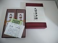 上等な箱を開けると季節の栞が添えられて