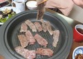肉を焼く時の香りが、食欲をそそります
