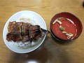 半分でも丼からはみ出ています!!